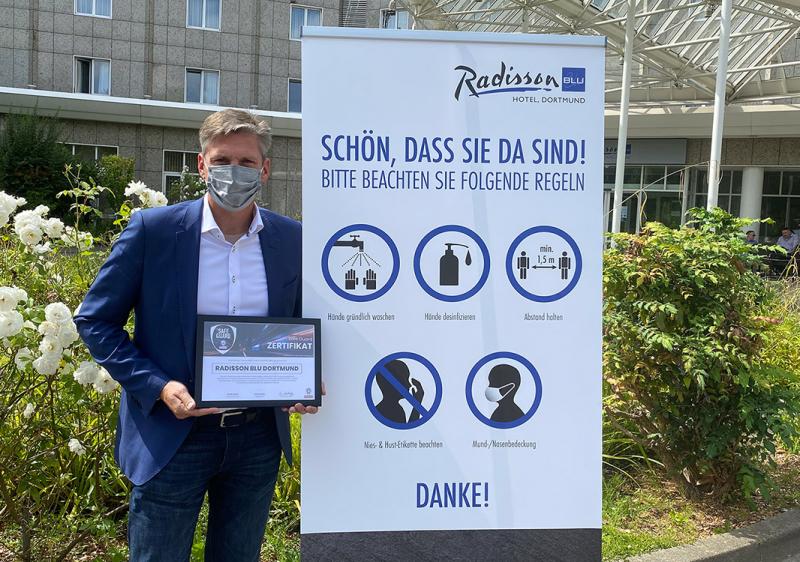 General Manager Frank Senger freut sich über die Auszeichnung mit dem internationalen Hygienesiege