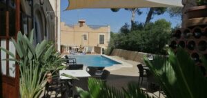 Der Pool der Villa Lorenzo erfrischt und ist bis 2m tief