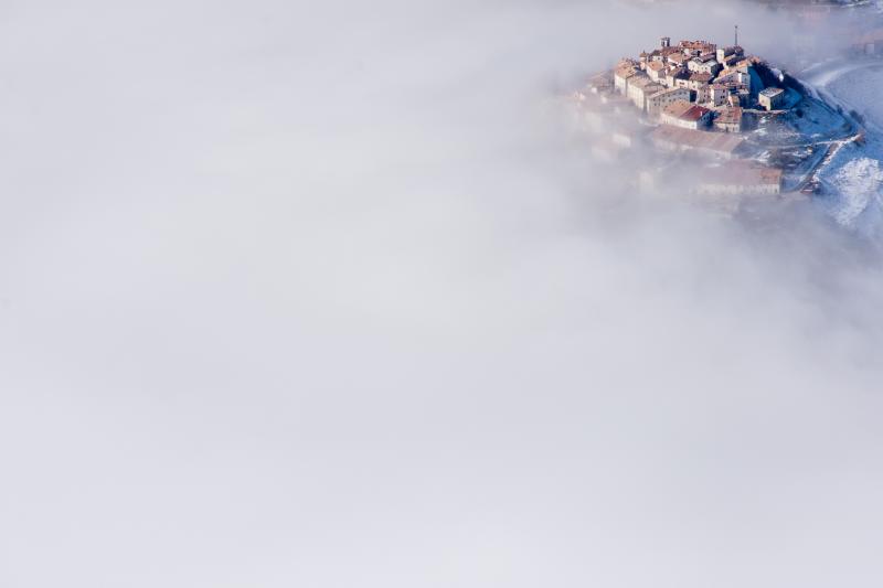 Gesamtsieger und Kategoriesieger „Kultur und Landschaft“: Castelluccio in the clouds © Stefano Lucch
