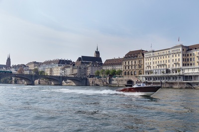 Erleben statt fahren - Grand Hotel Les Trois Rois bietet ab sofort exklusive Touren mit einzigartigem Pedrazzini-Boot